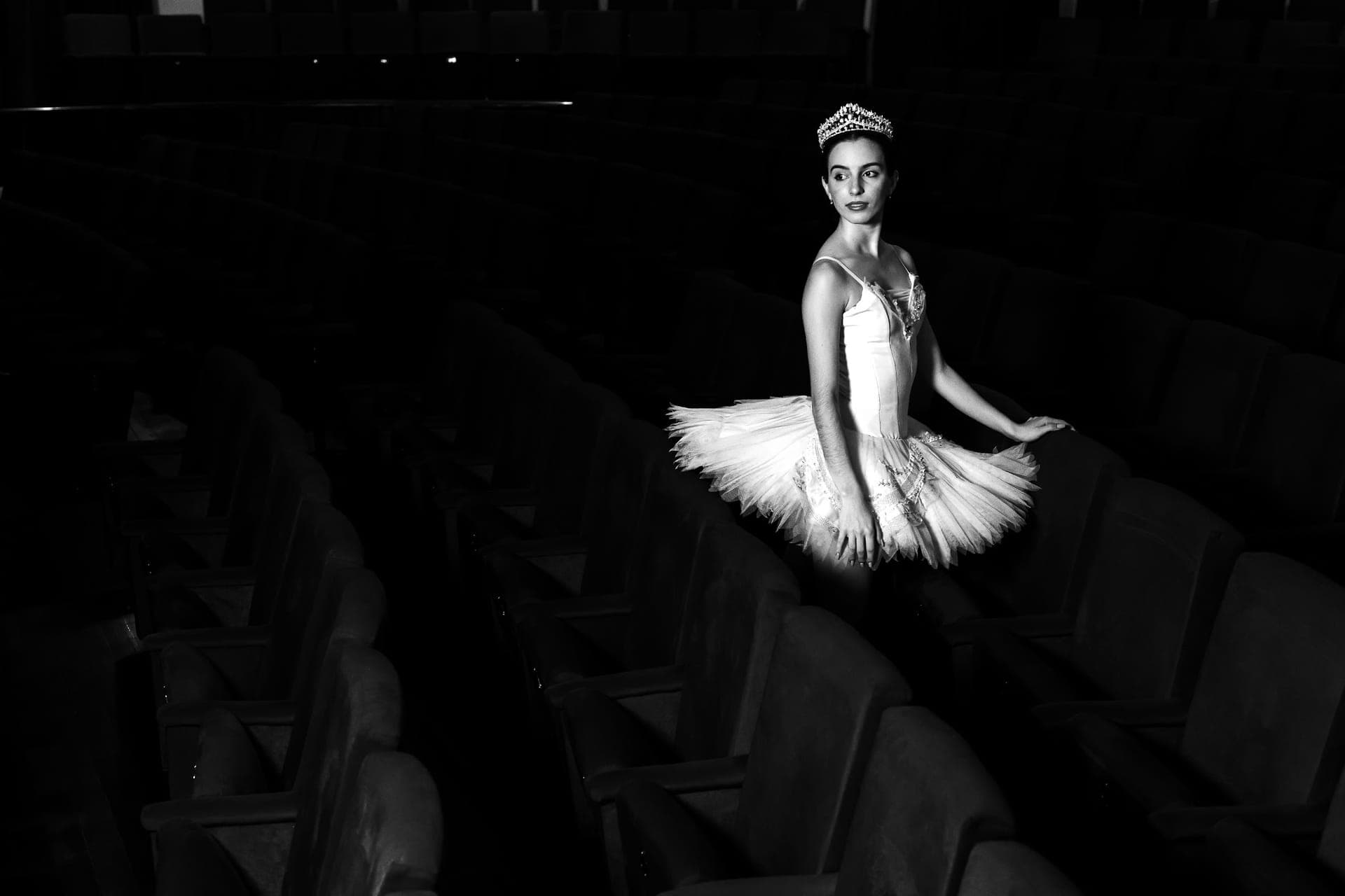 Lourdes De Freitas sentada entre las butacas del teatro