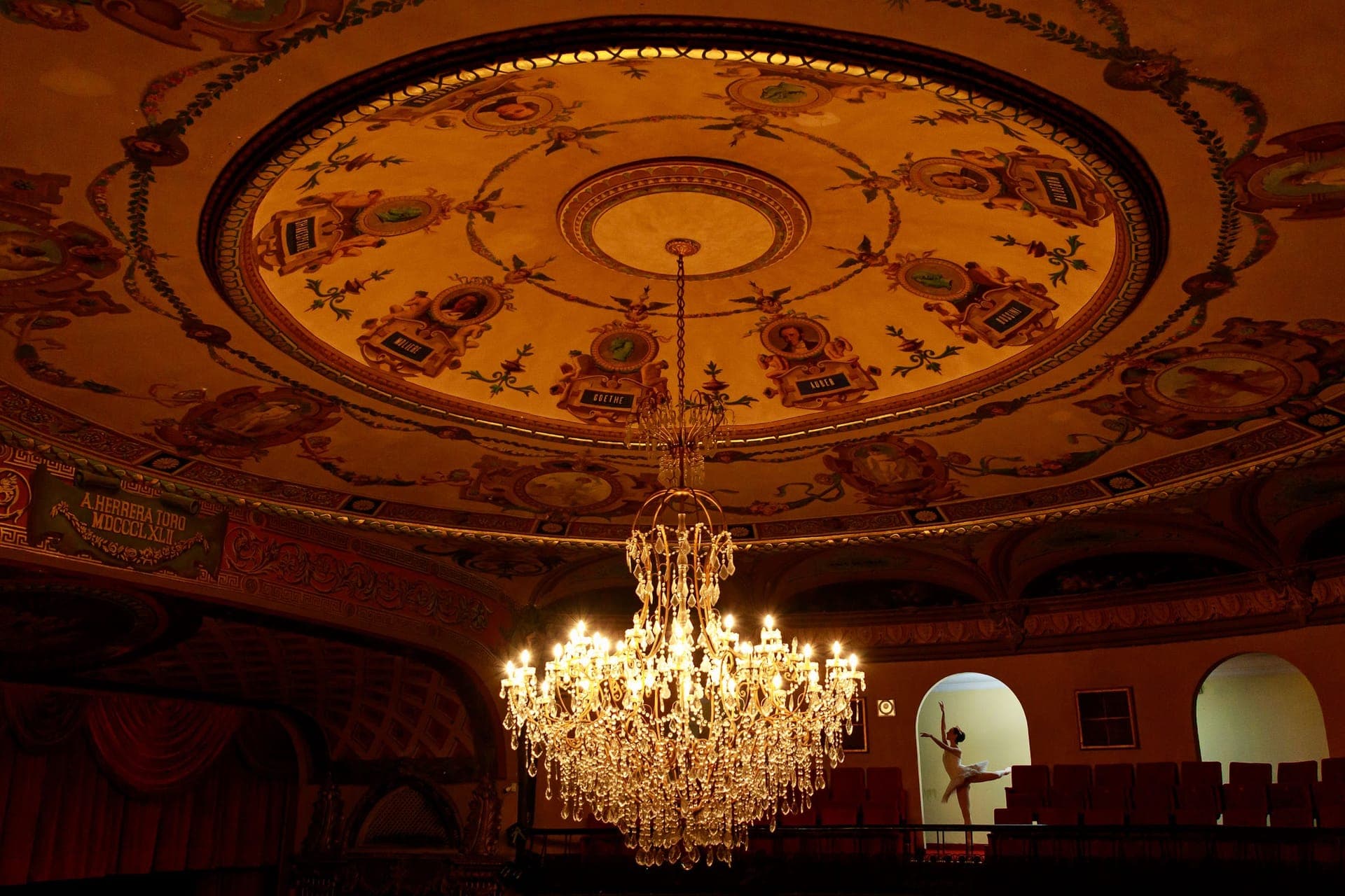 Cúpula pintada y lámpara de araña del teatro